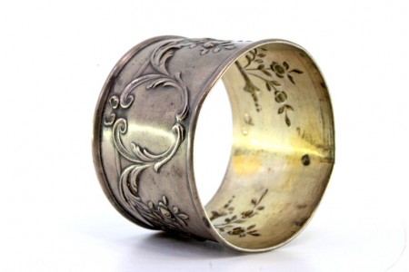  Argola de guardanapo em prata ao estilo Arte Nova com motivos florais relevados e frisos envolventes.